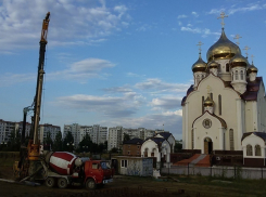 В Волгодонске забивают сваи под колокольню на «поле дураков»