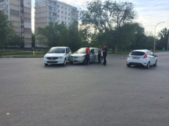 В Волгодонске на Октябрьском шоссе «встретились» два «Рено»