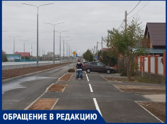 «Вы в городе, а не в деревне»: жителей проспекта Лазоревого призвали на занимать пешеходные дорожки 