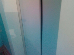 В Волгодонске инвалиду без ног ежедневно приходится преодолевать шестнадцать этажей из-за поломанного лифта