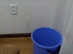 Из-за потепления крыши волгодонских домов текут и затапливают квартиры 