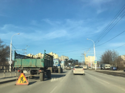 В Волгодонске приступили к уборке грязи с обочин центральных дорог