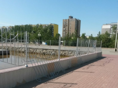 На День ВДВ раскурочили ограду фонтана около ДК имени Курчатова в  Волгодонске