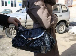В Волгодонске плохой юноша ограбил женщину на троллейбусной остановке