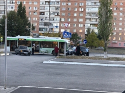 Троллейбус «протаранил» подрезавшую его легковушку в Волгодонске 