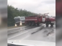 Фура с реквизитом Филиппа Киркорова попала в ДТП на трассе Ростов-Волгодонск 