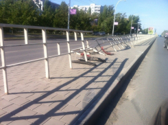 В Волгодонске такси снесло разделительное ограждение на Строителей