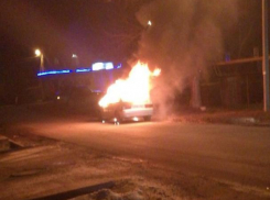 Охваченный огнем ВАЗ сняли на видео очевидцы в Волгодонске