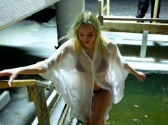 Нинка Картинка смывает грехи: лютый мороз и пронизывающий ветер - не повод не нырять