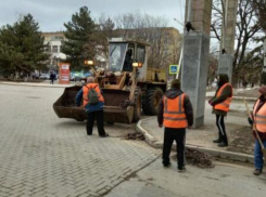В Волгодонске приступили к уборке городских улиц, дворов и дорог