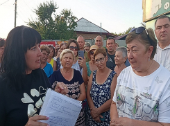 Старики и многодетные семьи почти неделю живут без воды в сорокоградусную жару в поселке Саркел Ростовской области