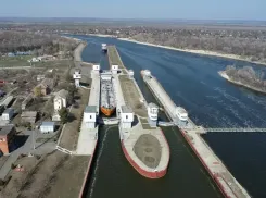 На реке Дон теплоход столкнулся с воротами гидроузла