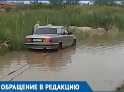 Из-за коммунальной аварии дорога на Октябрьском  шоссе превратилась в реку