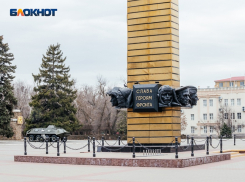 Едва не упал от ветра и три раза поменял внешний вид: чем примечателен обелиск Победы в Волгодонске