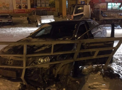 В Волгодонске водитель «Тойоты» сломал ограждение после столкновения с «Нивой»