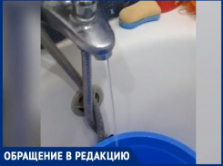 Тонкая струя холодной воды течет из кранов МКД Волгодонска на верхних этажах