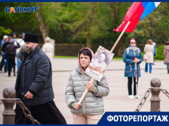 Портреты близких принесли с собой волгодонцы на площадь Победы, несмотря на отмену «Бессмертного полка»