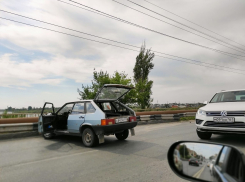 ВАЗ заблокировал движение по одной из полос на мосту в Волгодонске 