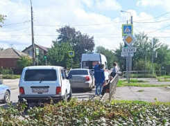 Электросамокатчик врезался в автомобиль и устроил транспортный коллапс на Пионерской 