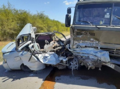 Под Волгодонском фура с зерном раздавила легковушку