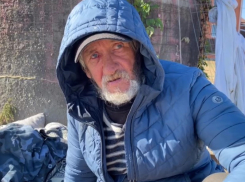 Бездомный волгодонец ночует у канализационных труб: люди просят помочь ему