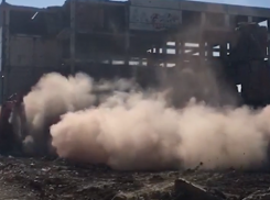 Снос заброшенного долгостроя на Гагарина в Волгодонске сняли на видео 