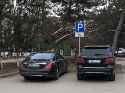 Два черных элитных «Мерседеса» с интересными номерами припарковались на местах для инвалидов в Волгодонске 