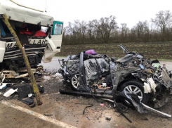 Следствие намерено поместить под домашний арест водителя грузовика, совершившего ДТП, в котором погибли следователи из Волгодонска