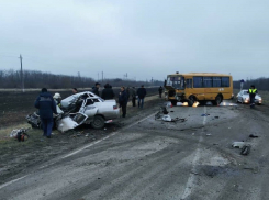 На трассе Цимлянск - Шахты  ВАЗ врезался в школьный автобус, есть погибший