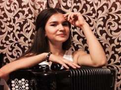Очаровательная волгодончанка покорила Италию игрой на баяне 