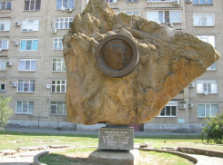 Памятник на площади Победы соорудили из глыбы с берега Цимлянского водохранилища