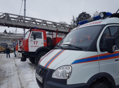 Пожарные автоцистерны, реанимобили и передвижные лаборатории выстроились в колонну возле театральной школы в Волгодонске 