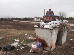 Кладбища Волгодонска превратились в мусорную свалку – уборкой занимаются двое рабочих
