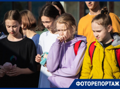 Слезы, молчание и мягкие игрушки: Волгодонск почтил память погибших в Казани