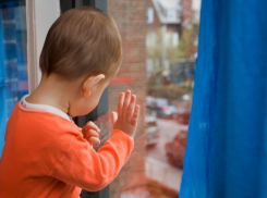 В Волгодонске 3-летний ребенок выпал из окна, пока мама купалась в ванной 