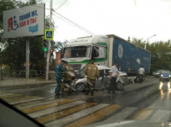 Фура «сплющила» Хендай на Школе полиции