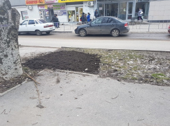 Загадочный провал в газоне по улице Ленина не представляет опасность