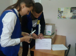 Школьники Волгодонска собирают посылку ко Дню пожилых людей