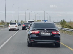 Выезжали на встречную полосу, блокировали проезд: действия водителей свадебного кортежа на цимлянской трассе возмутили волгодонцев