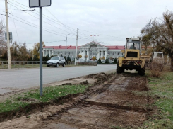 Для борьбы с грязными дорогами в Волгодонске привлекли бульдозер