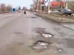 Новая «дорога из шлака» в Красном Яру Волгодонска продолжает сыпаться под колёсами авто