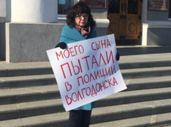 «Моего сына пытали в полиции»: мать Сергея Мурашова вышла к мэрии Волгодонска 