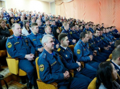 Десятки сотрудников МЧС Волгодонска были награждены памятными наградами 