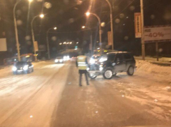В Волгодонске водитель такси врезался в «Ниву» на мосту, а потом отлетел в отбойник 