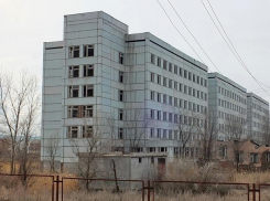 24-летний волгодонец, упавший с недостроенной больницы, до сих пор не пришел в сознание