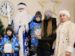 В Волгодонске Дед Мороз и Снегурочка сдали тесты на ковид перед вручением подарков детям