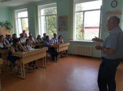 Выпускник школы №8 Виктор Дорохов провел в родной школе «Урок России» 