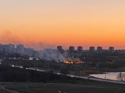 На берегу залива в Волгодонске загорелся сухой тростник