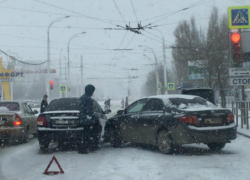 Вырванные столбы и множество ДТП: как Волгодонск пережил сильный снегопад