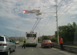 В Волгодонске сорванный ветром рекламный баннер стал причиной пробки на мосту